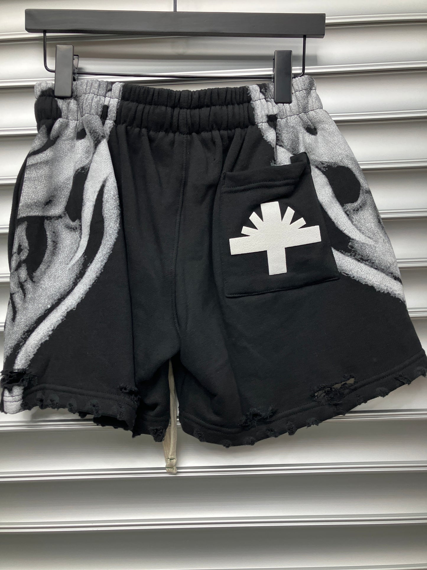 Vertabrae Skull Black Shorts - L