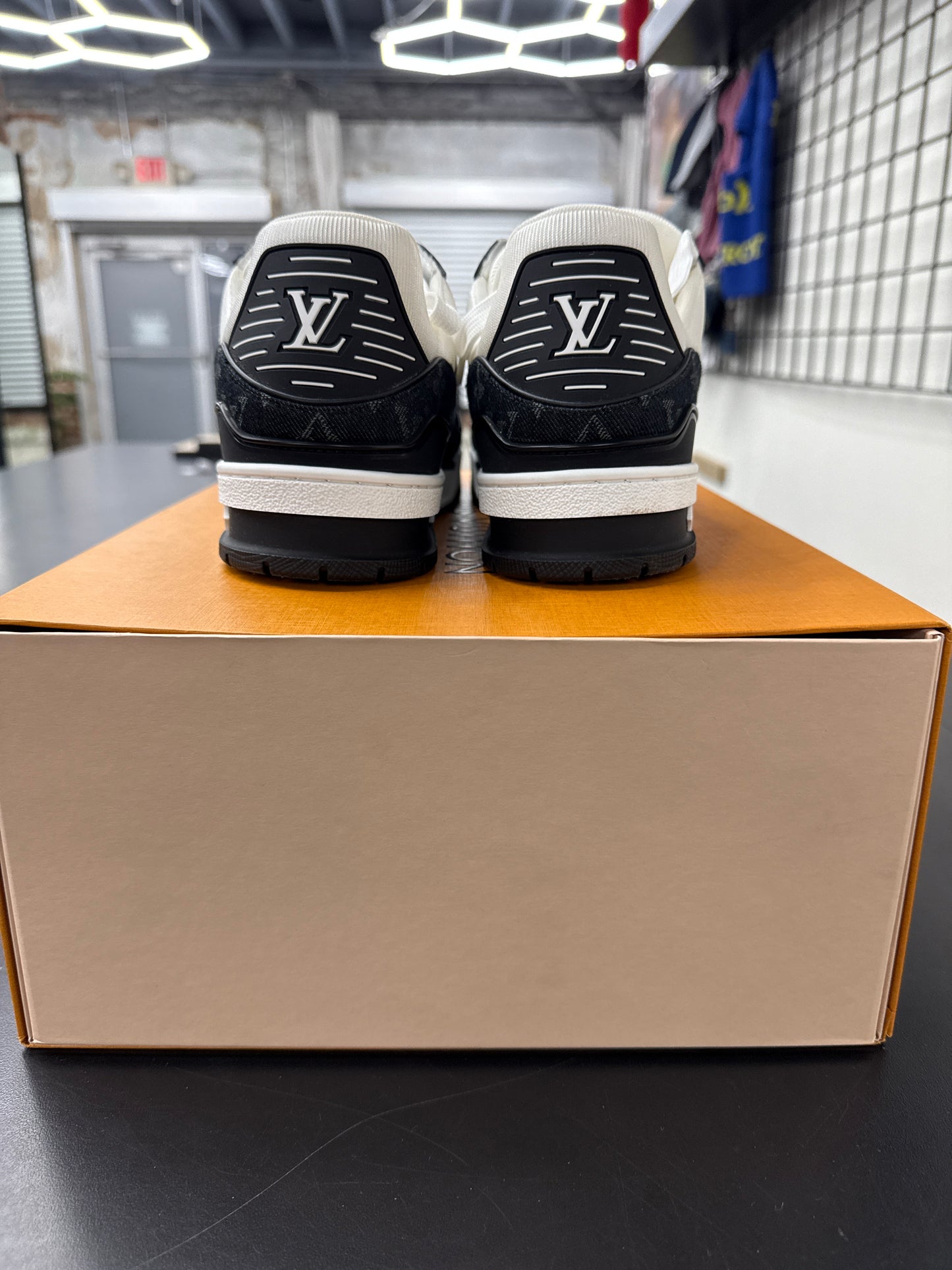 Louis Vuitton Trainer Black (U) - 41(8)