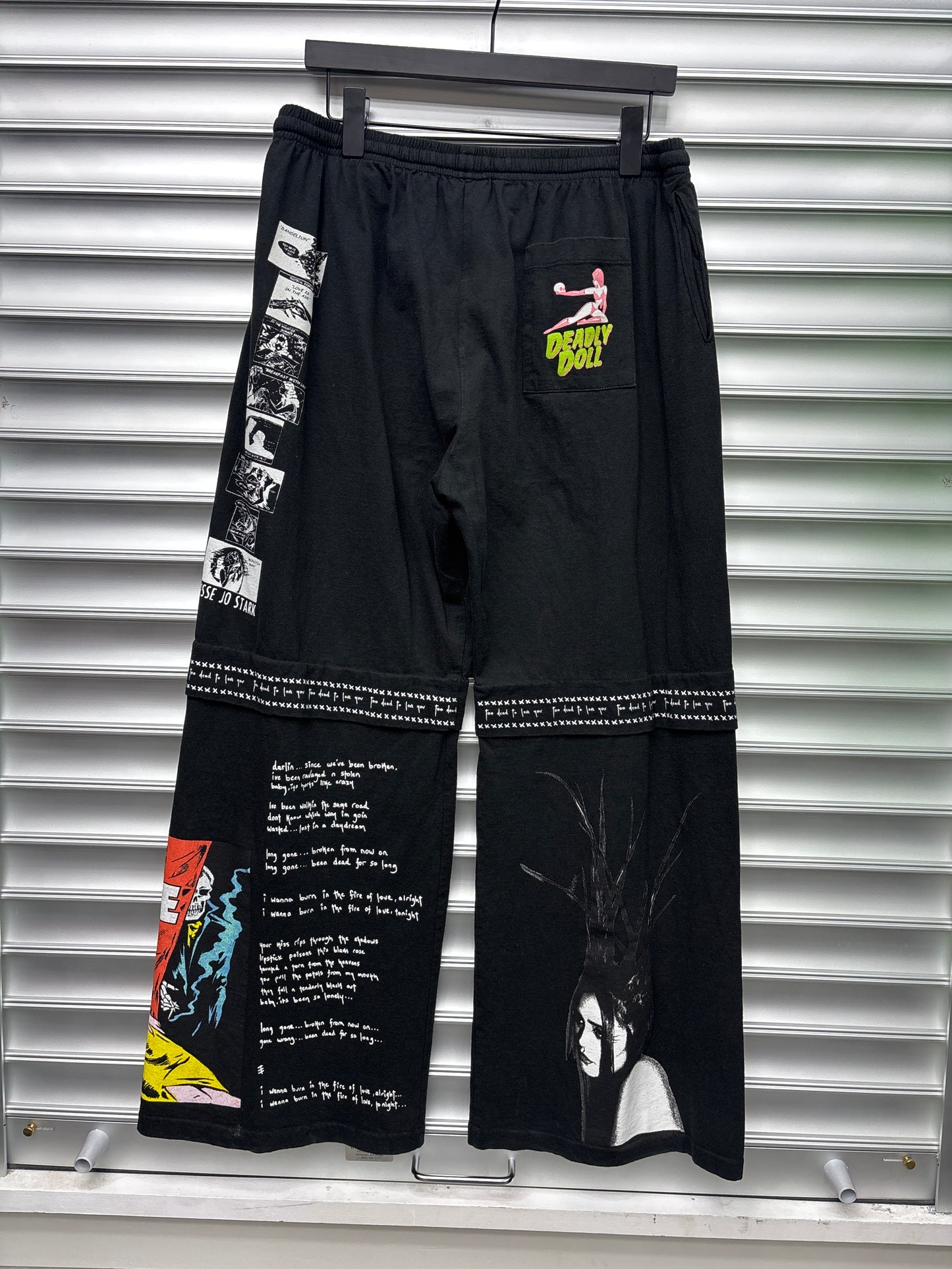 Deadly Doll Comic Sweatpants - L