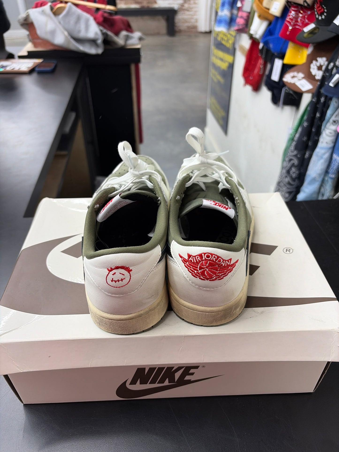 AJ1 Low Travis Scott Olive (U) - 9.5M