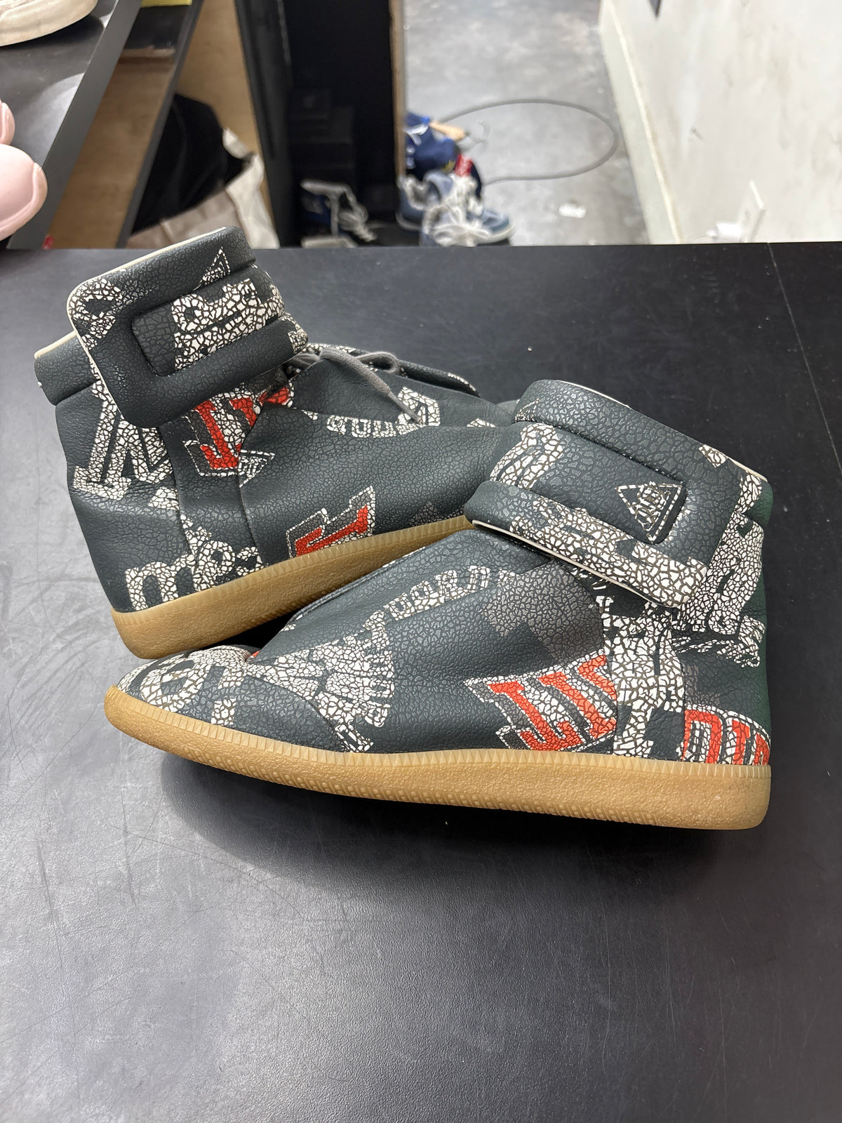 Maison Margiela Future Logos (U) - 42(9) (NB)**