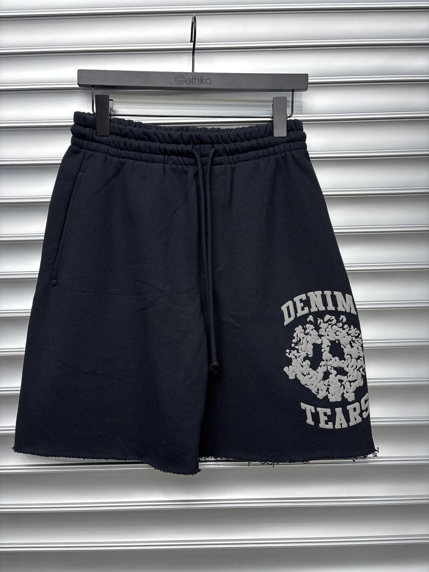 Dneim Tears Sweatshorts - L