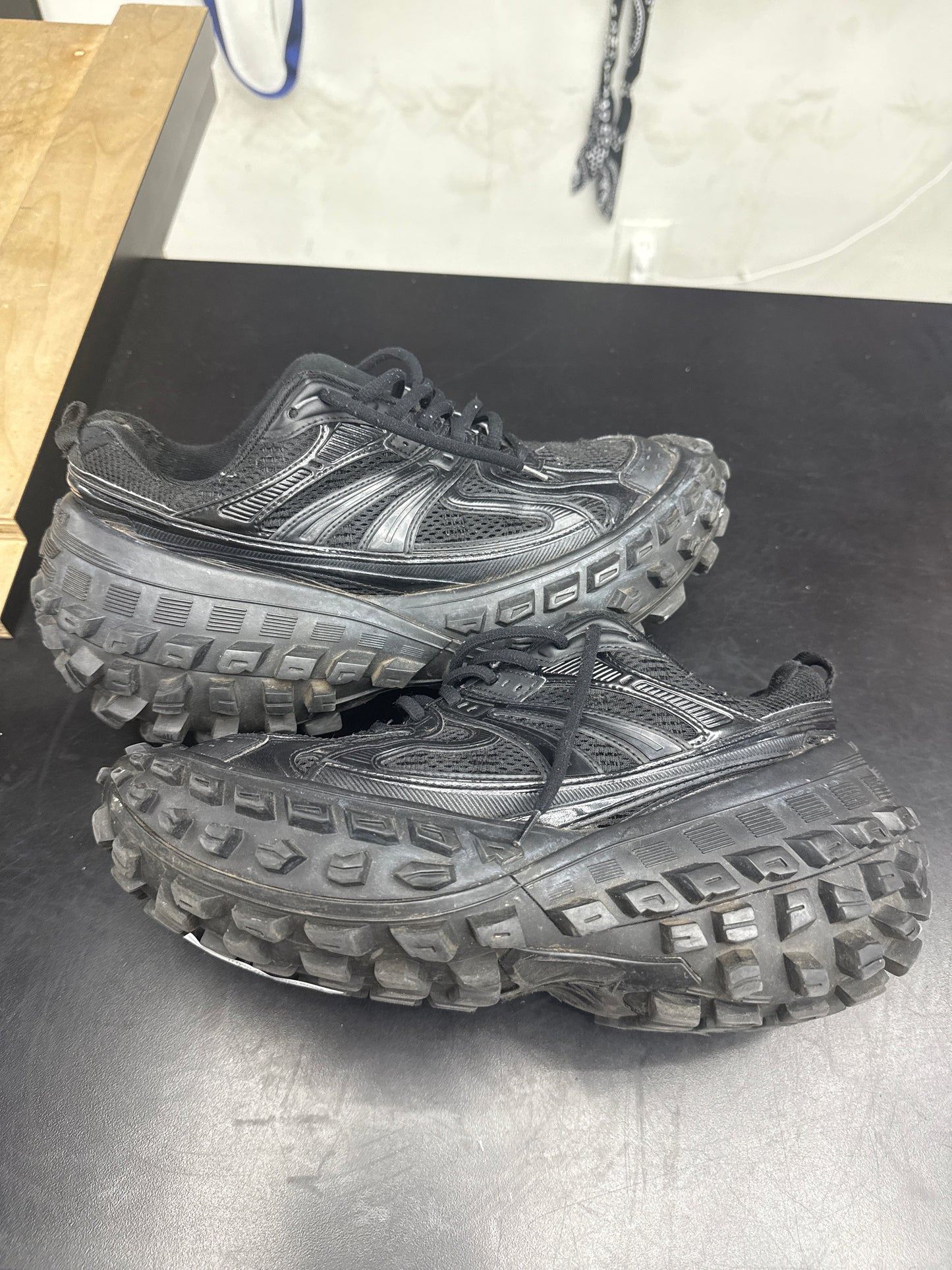 Balenciaga Defender Black (U) - 41(8) (NB)