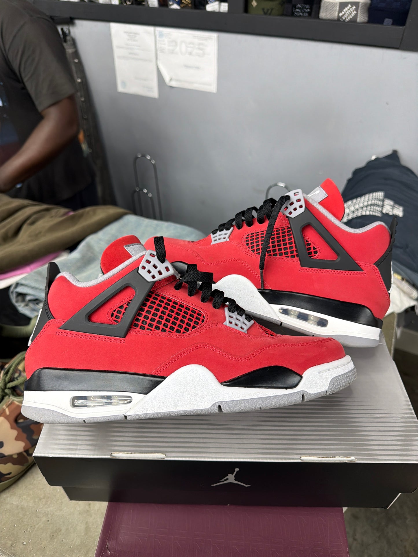 AJ4 Toro Red (U) - 10M