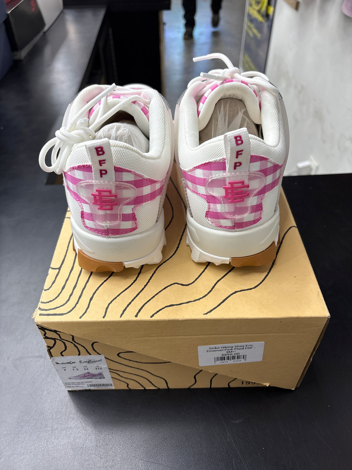 Sicko Hiking Shoe Eric Emanuel White/Pink Plaid FNF - 9M**