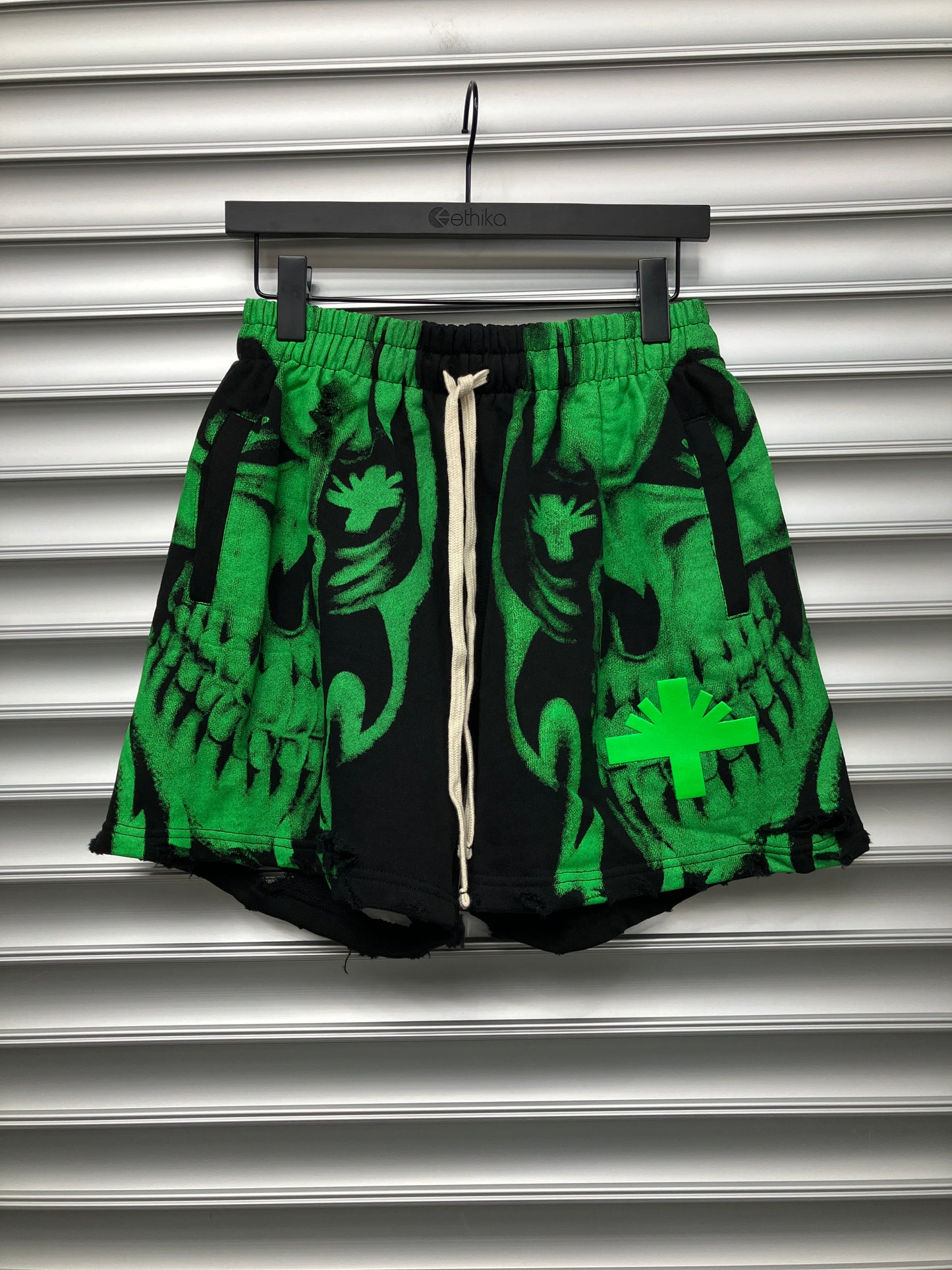 Vertabrae Green Skull Shorts - M