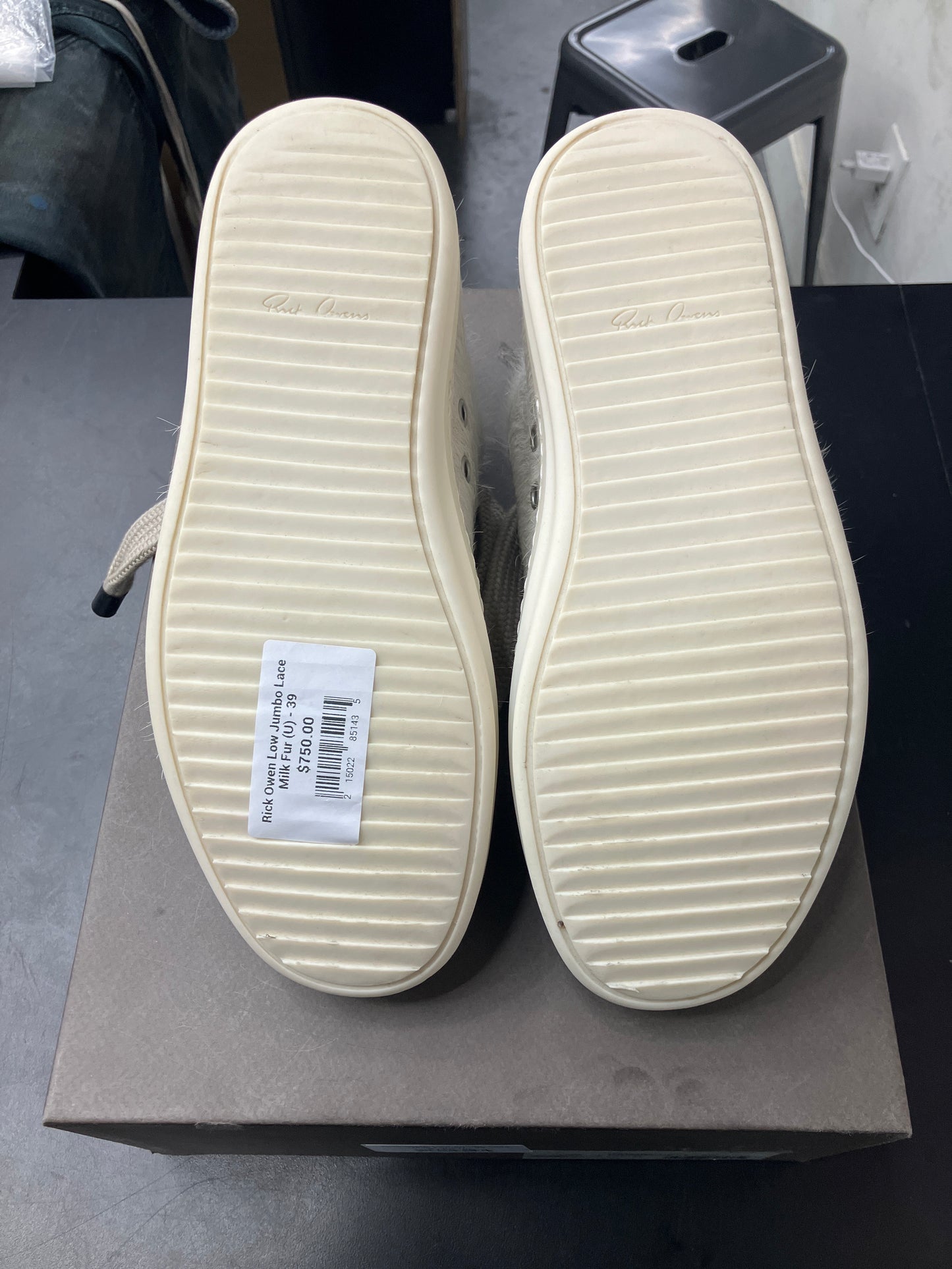 Rick Owen Low Jumbo Lace Milk Fur (U) - 39