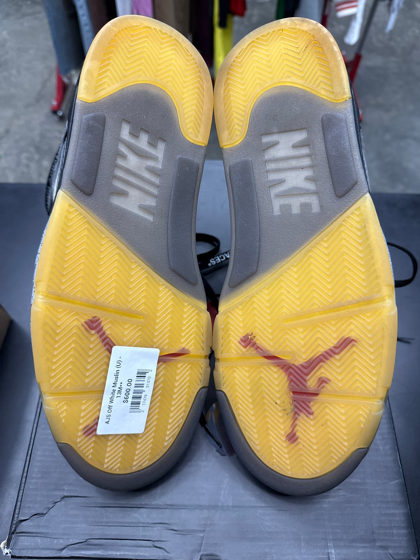 AJ5 Off White Muslin (U) - 13M**