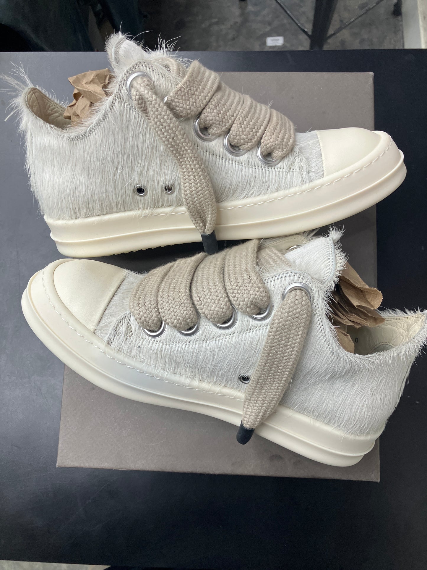 Rick Owen Low Jumbo Lace Milk Fur (U) - 39
