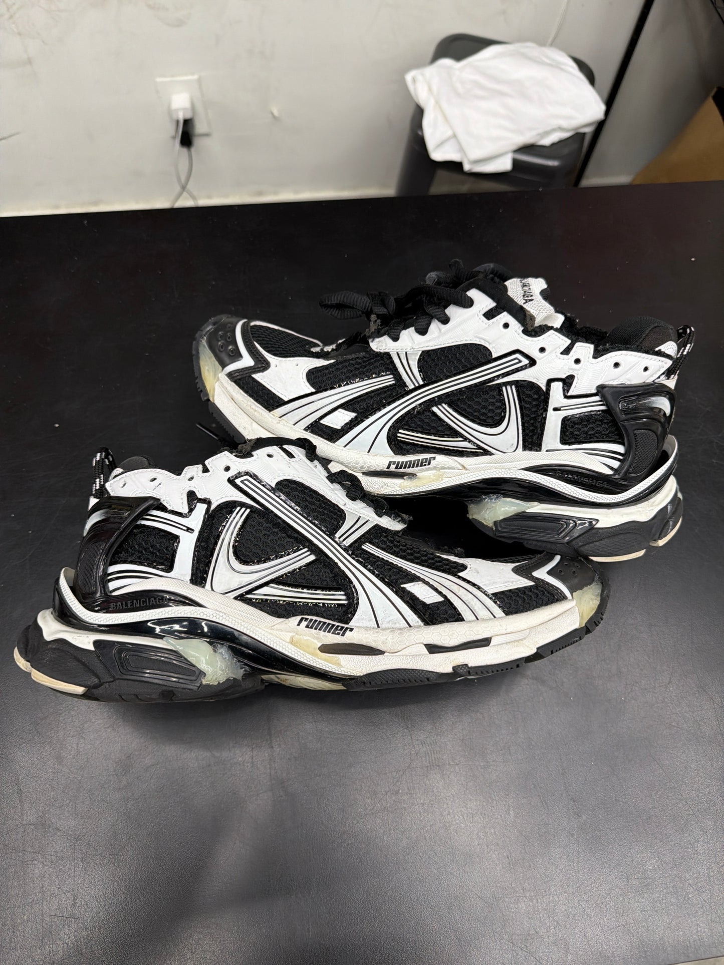 Balenciaga Runner Black/White (U) - 43(10) (NB)