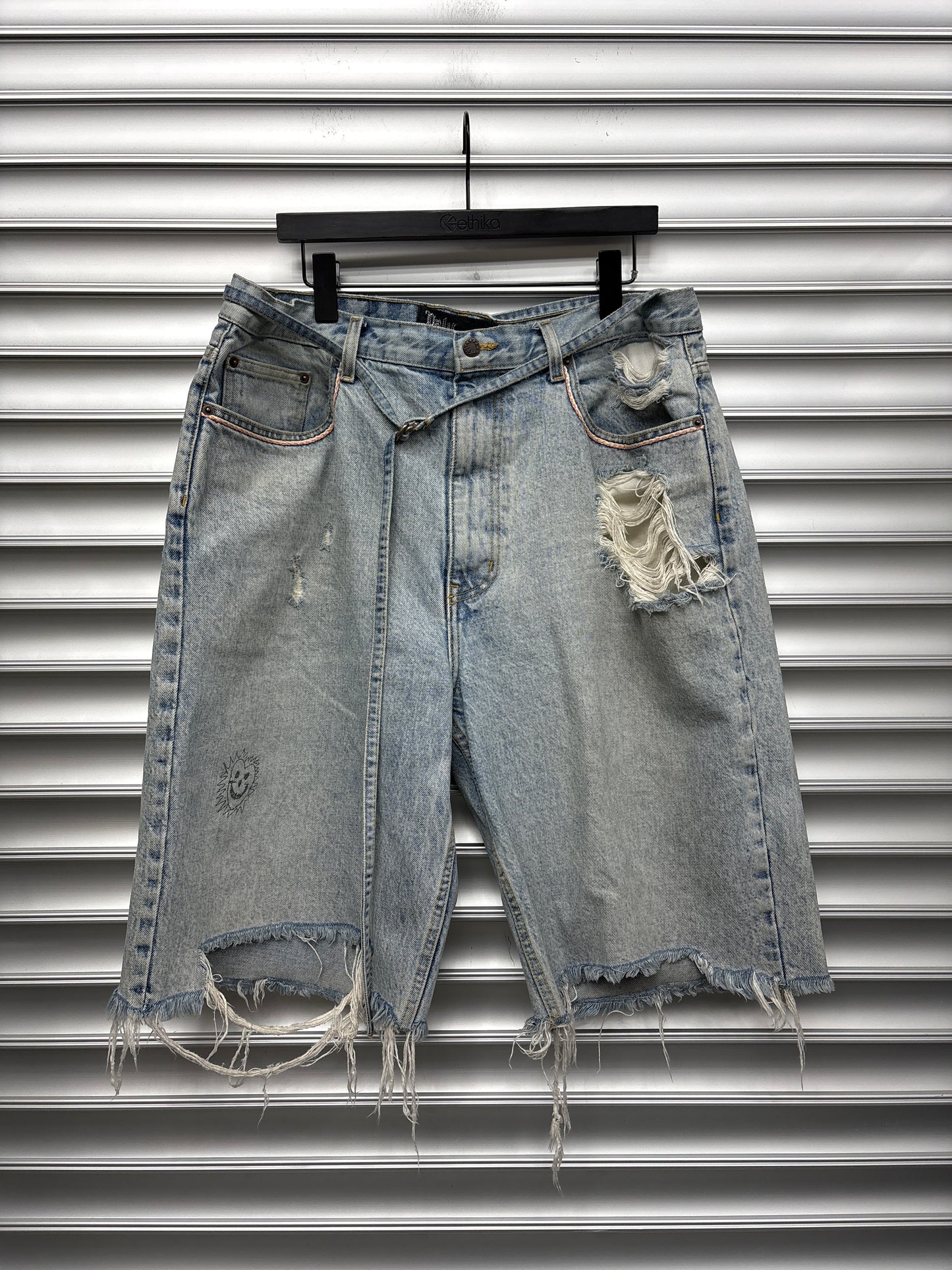 Paly Distressed Denim Graphic Shorts - 36