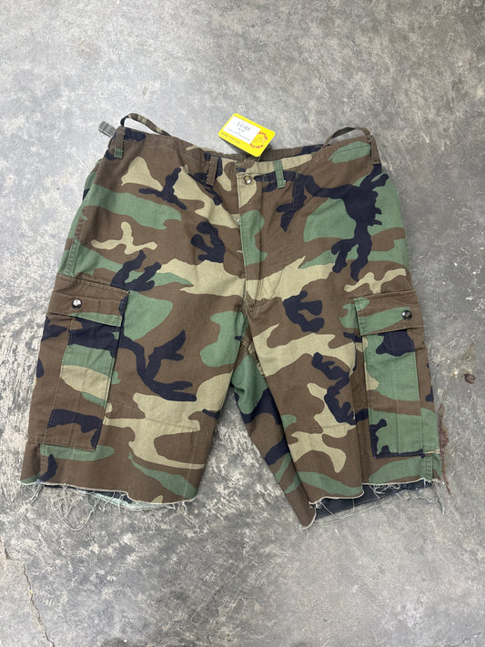 Vintage Camo Shorts - 34