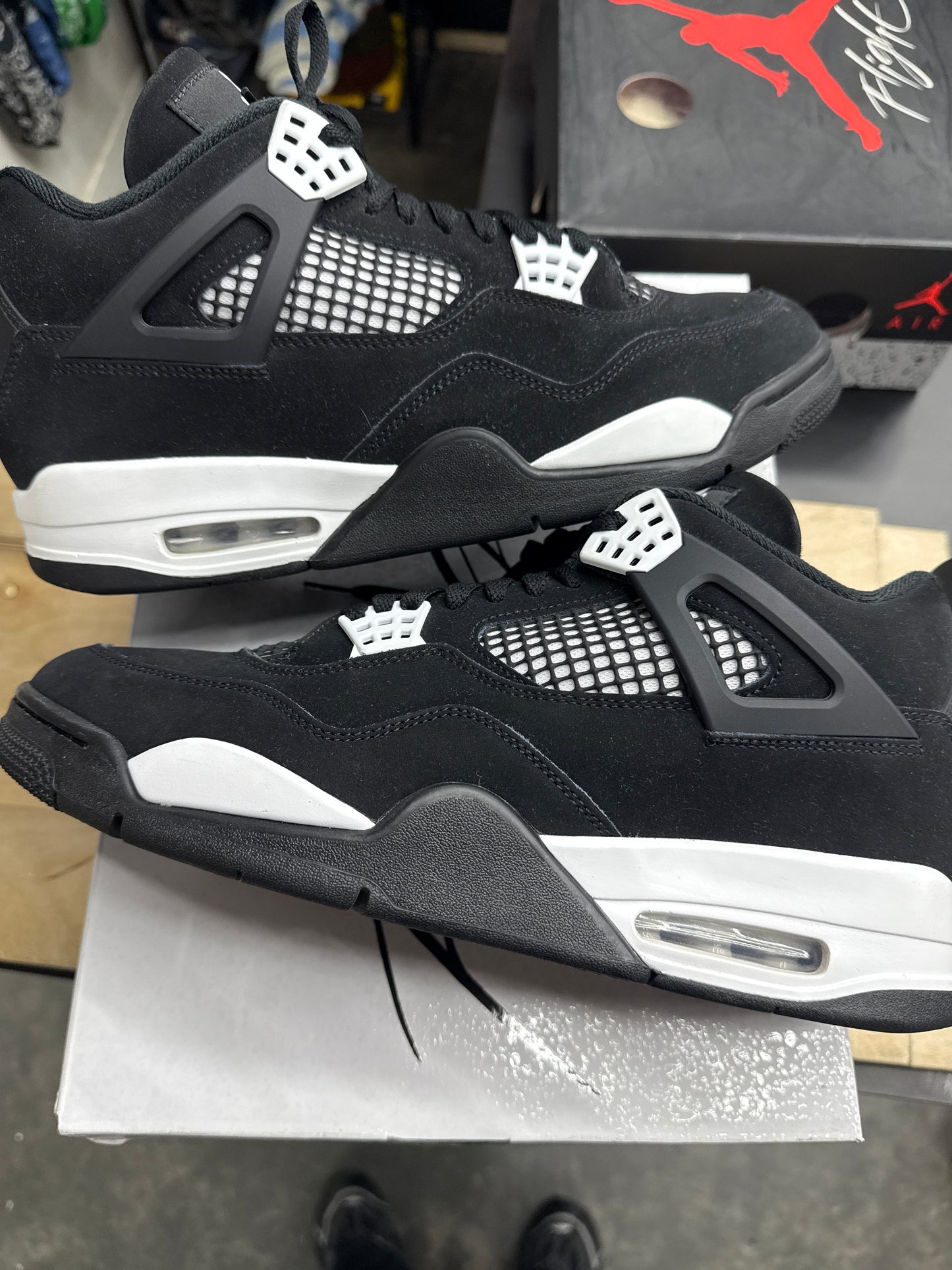 AJ4 White Thunder (U) - 12M