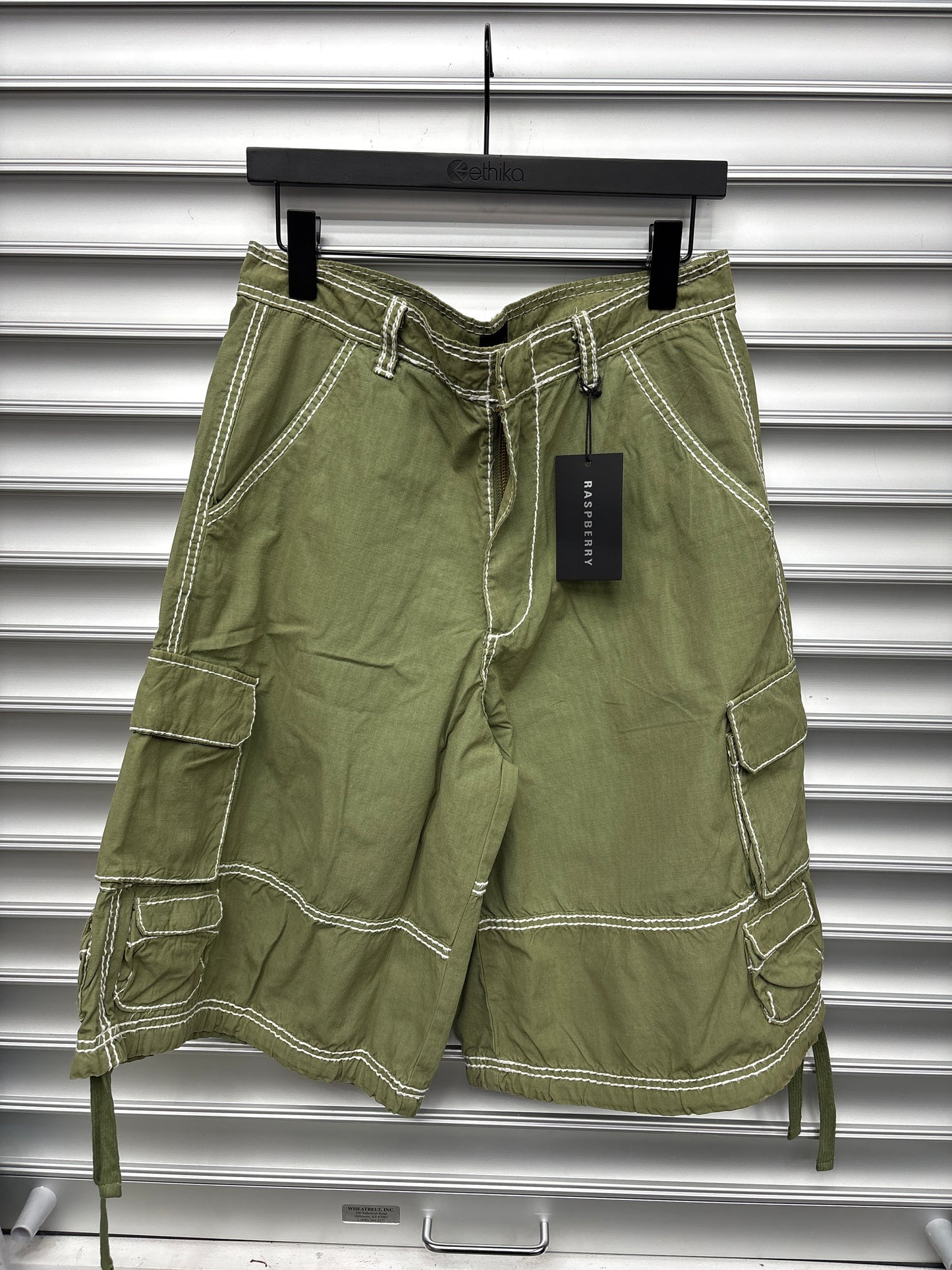 Raspberry Cargo Shorts M**