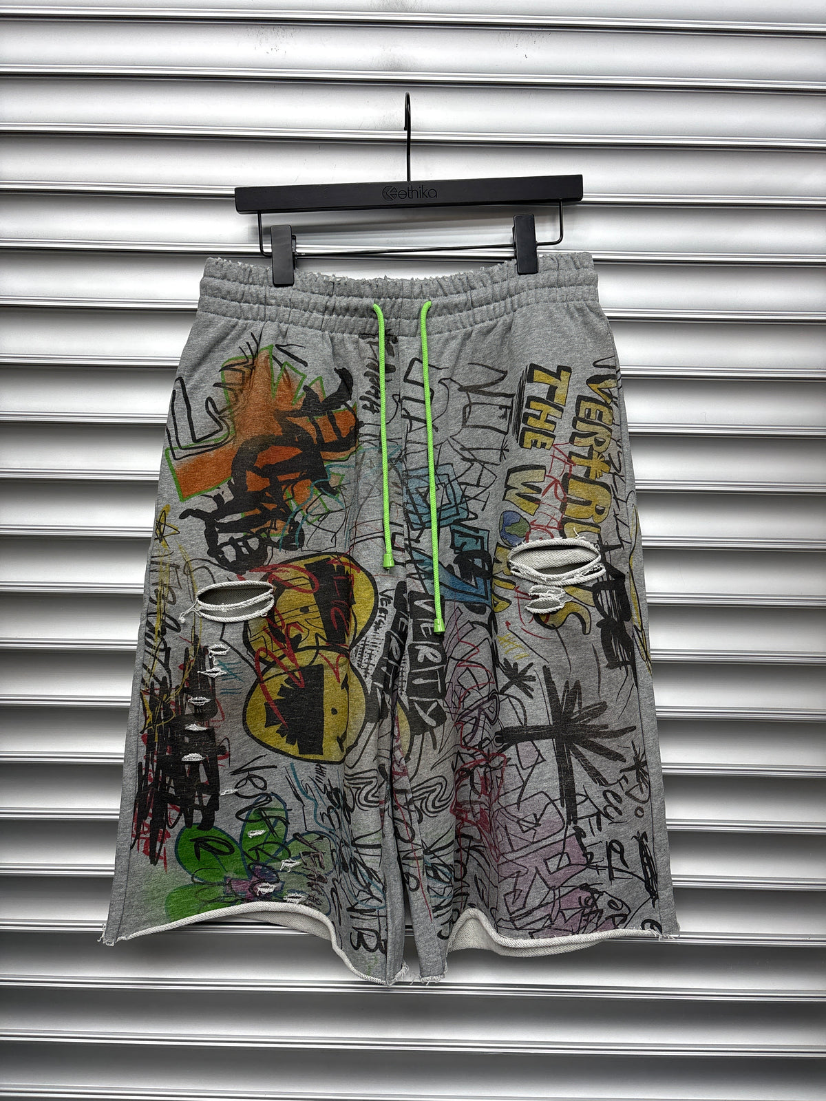 Vertabrae Grafitti Shorts - L**