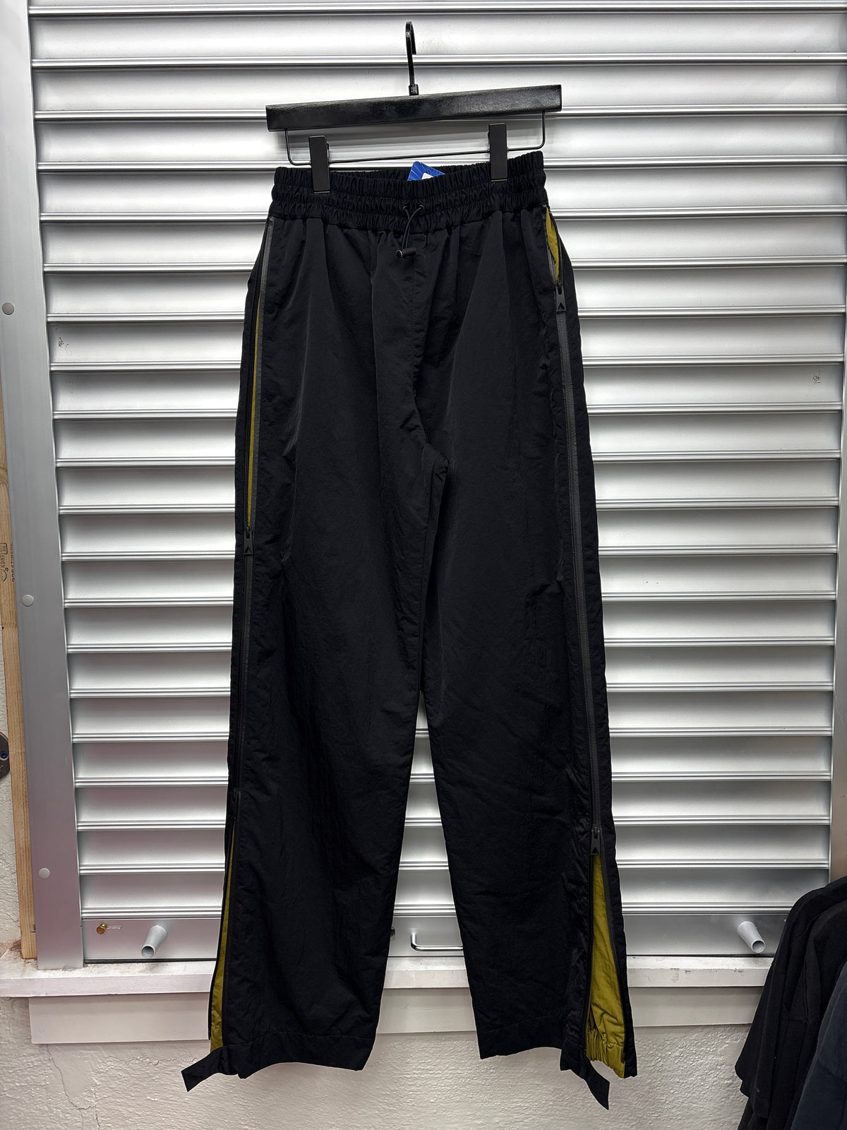 Bottega Veneta Black Zip Cargos - S**
