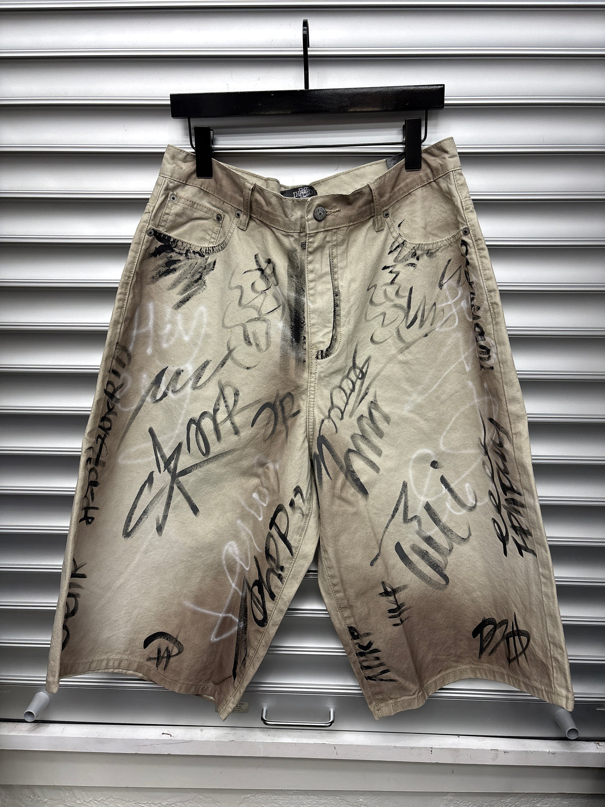 HMDD Banksy Shorts - L**
