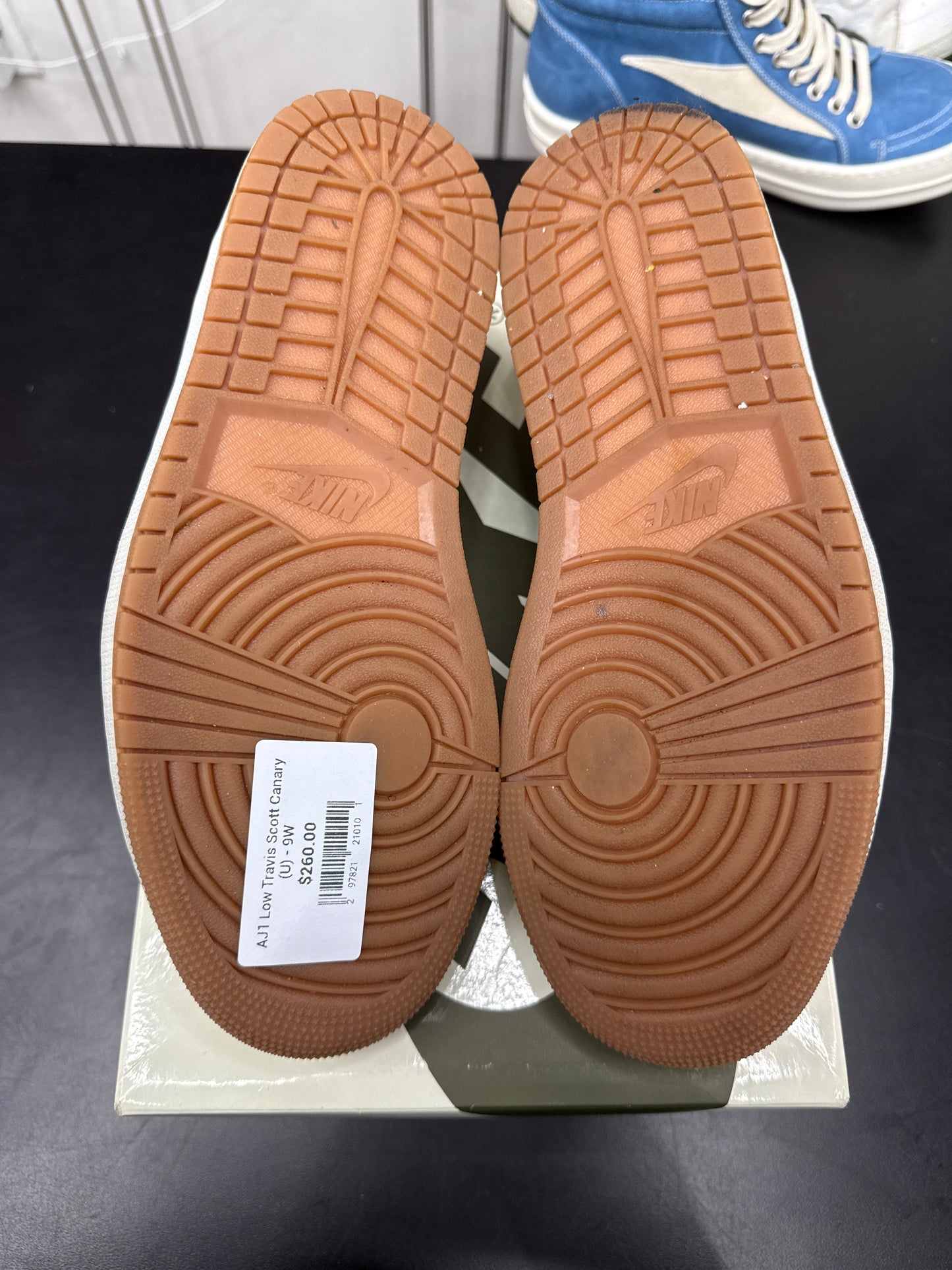 AJ1 Low Travis Scott Canary (U) - 9W