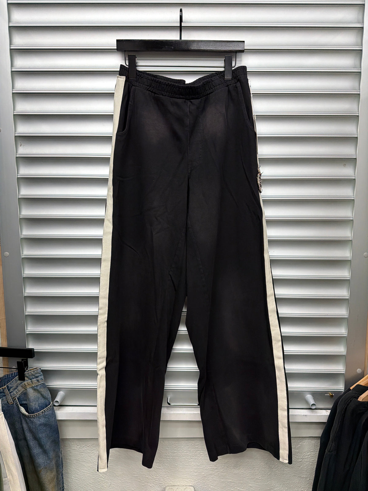424 Black Crest Sweats - L**