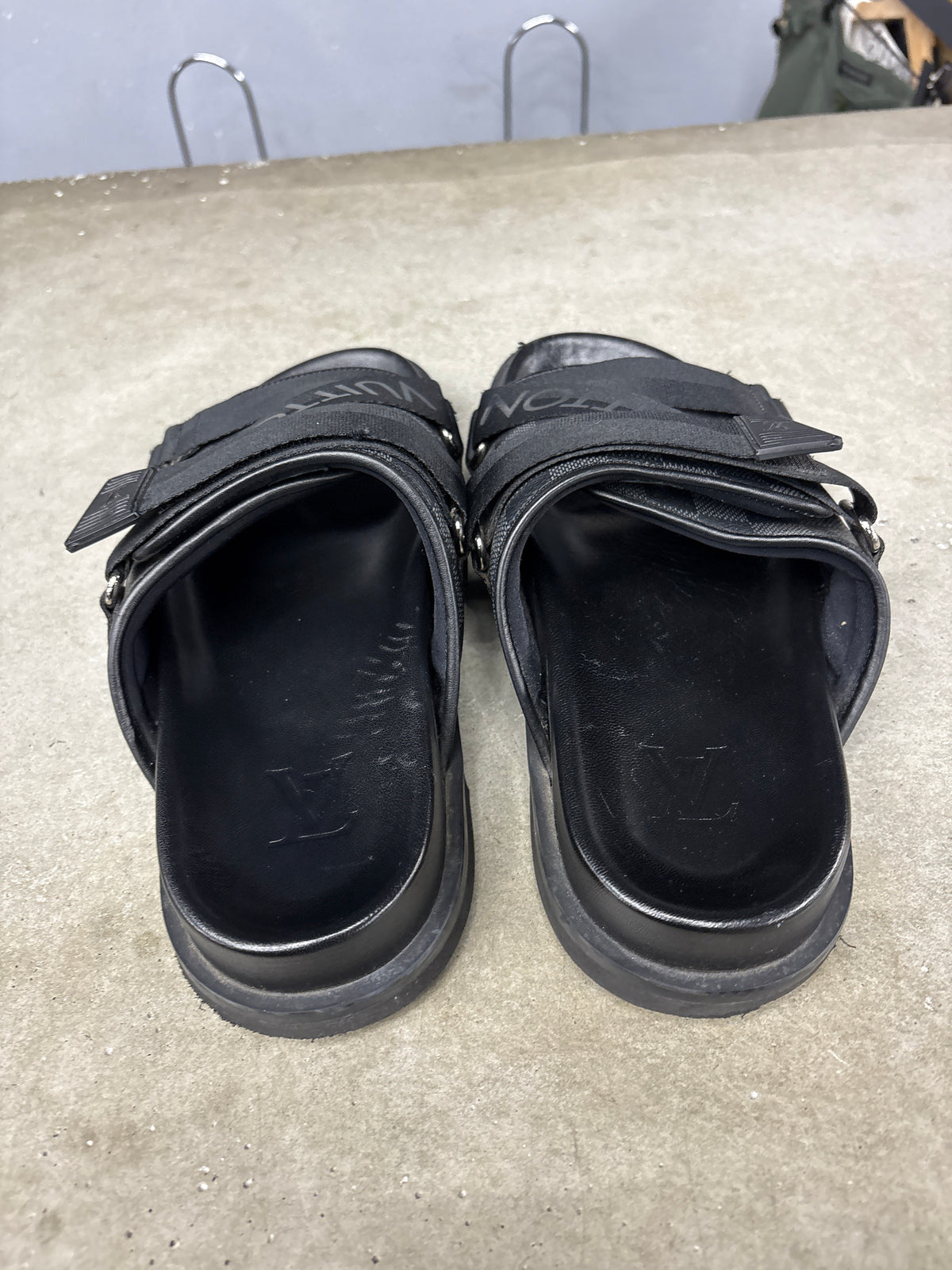 Louis Vuitton Damier Slides (U) - 8M (NB)**