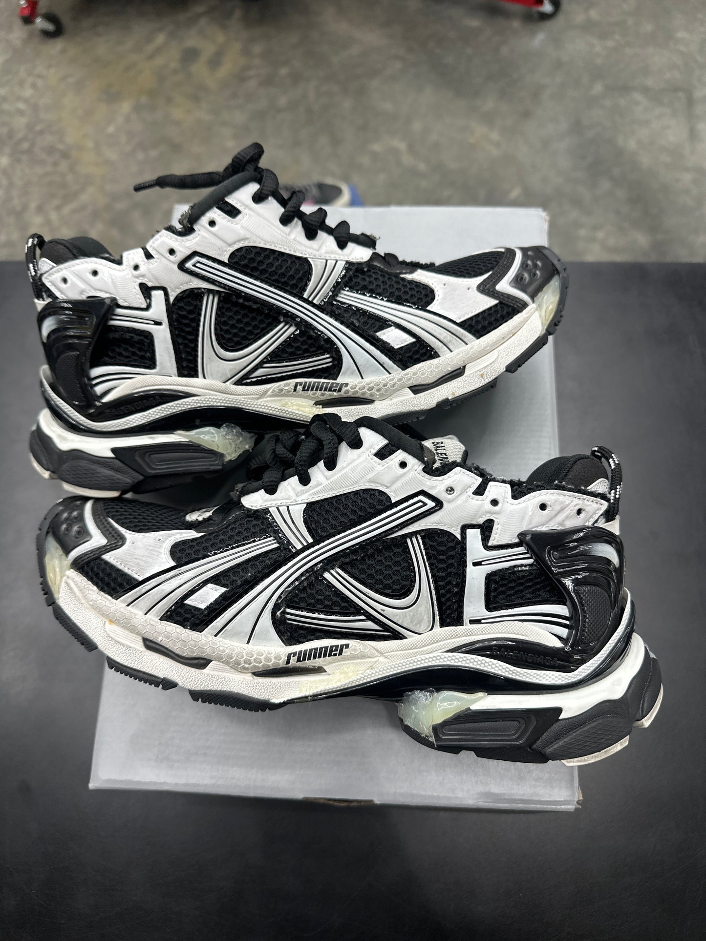 Balenciaga Runner Black/White (U) - 42(9)