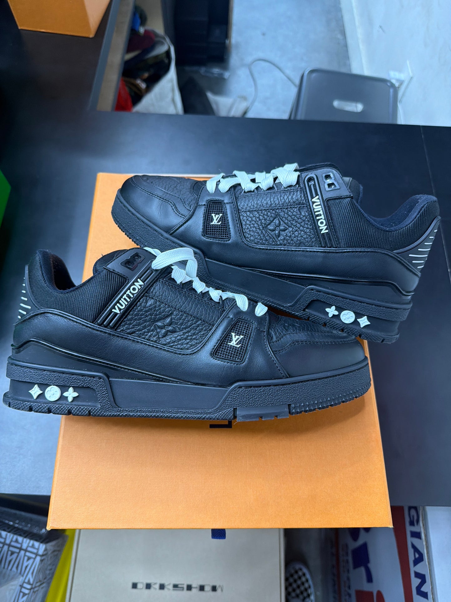 Louis Vuitton Trainer Black (U) - 9M