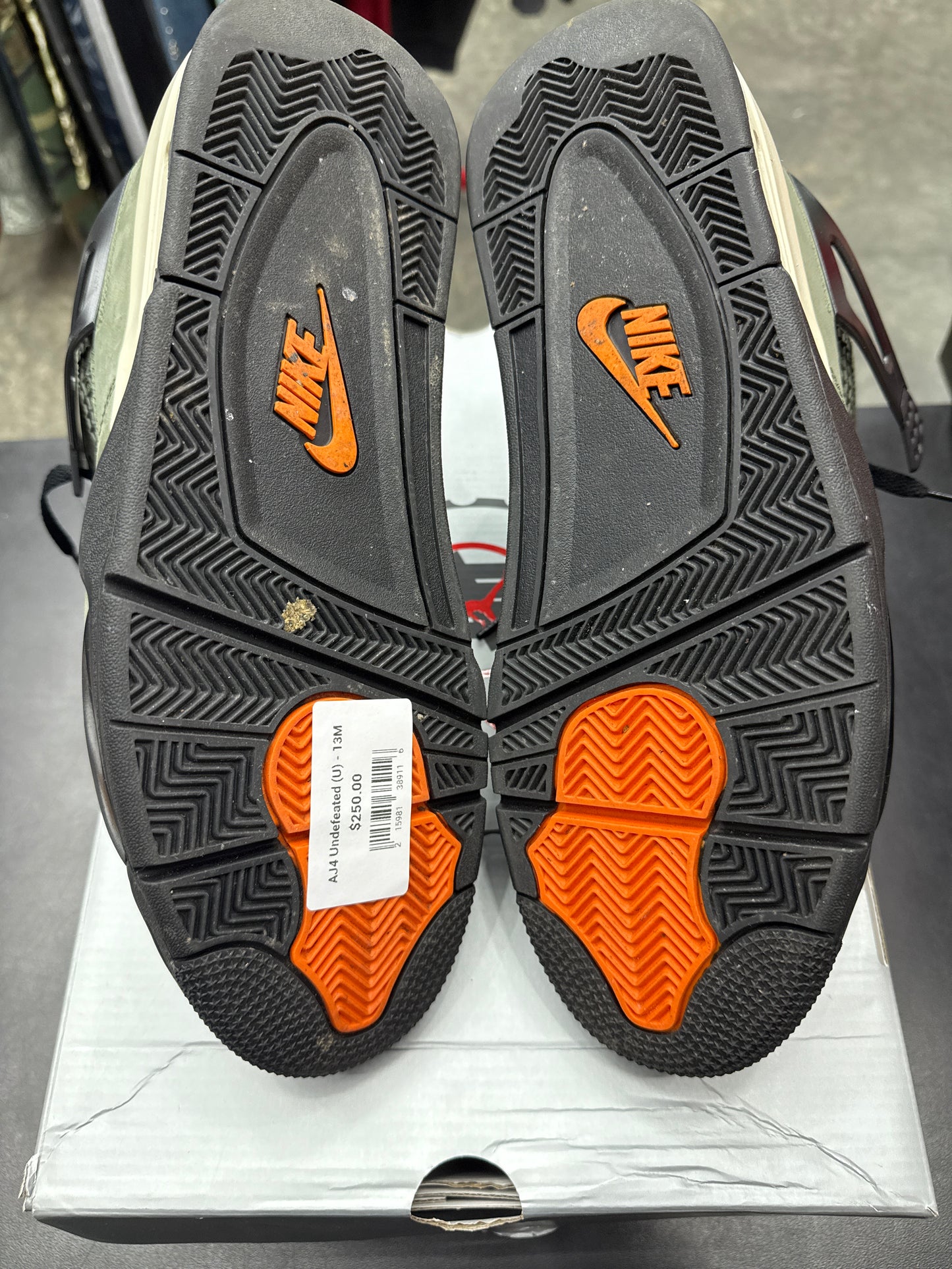 AJ4 Undefeated (U) - 13M