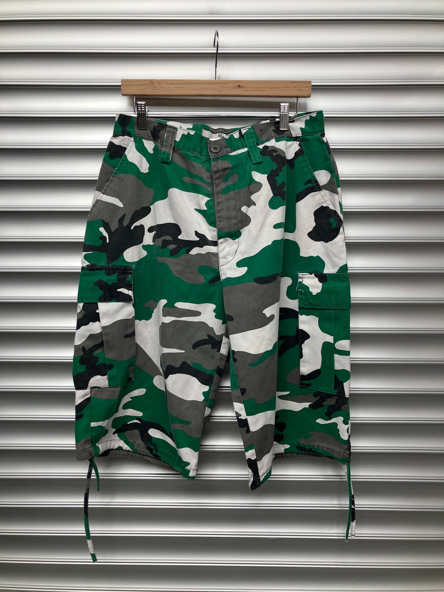 Vintage Green Camo Shorts - 34