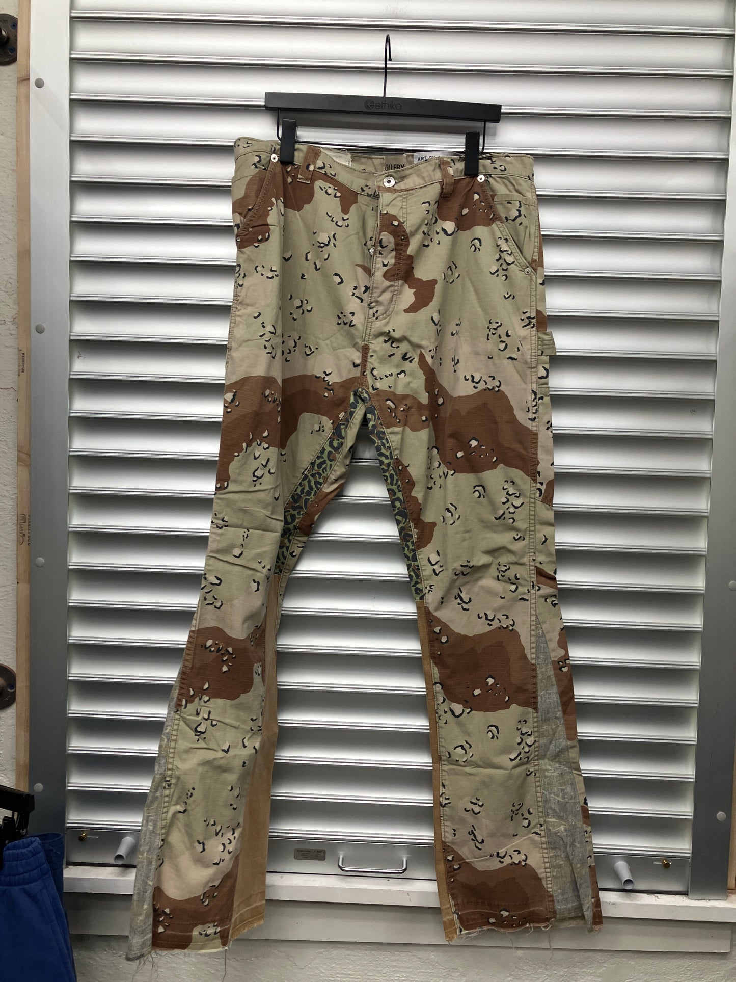 Gallery Desert Camo Cargos - 38