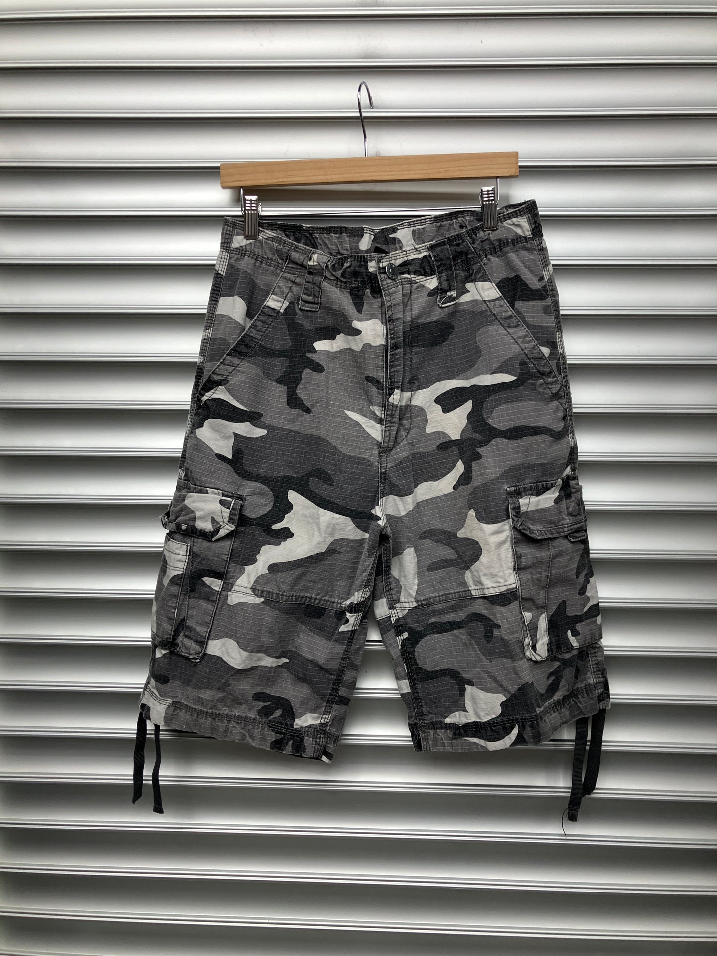 Vintage Grey Camo Shorts - 32