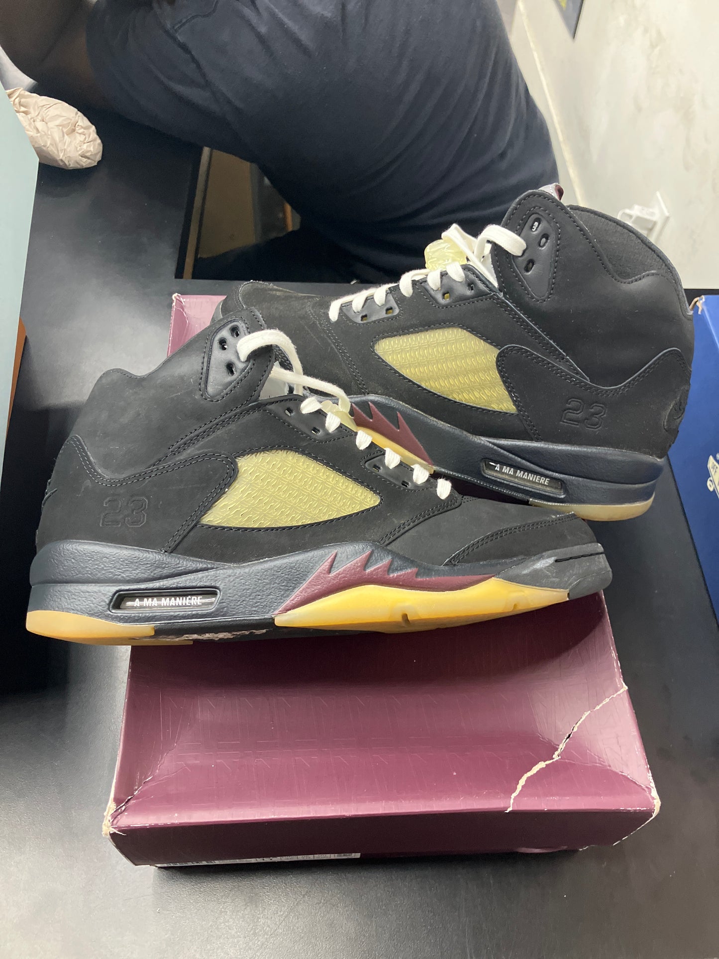 AJ5 A Ma Maniere Dusk (U) - 11M