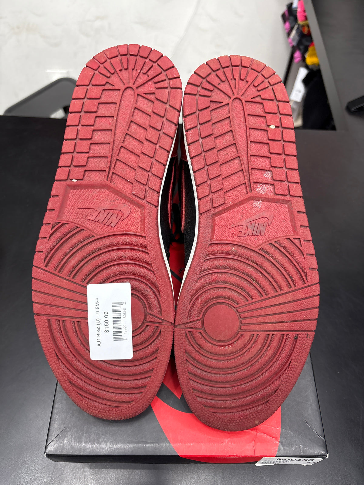 AJ1 Bred (U) - 9.5M**