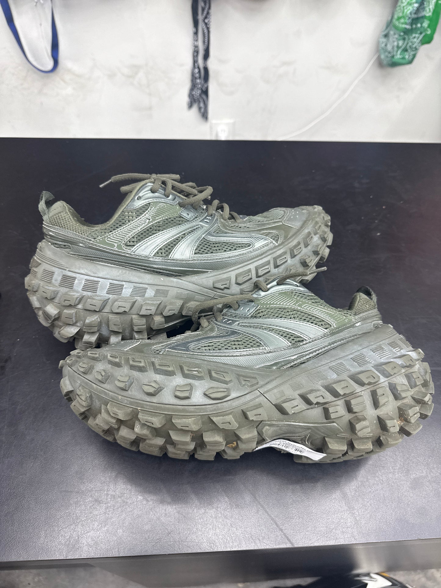Balenciaga Defender Olive (U) - 42(9) (NB)