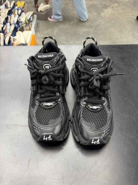 Balenciaga Runner Triple Black (U) - 41(8) (NB)