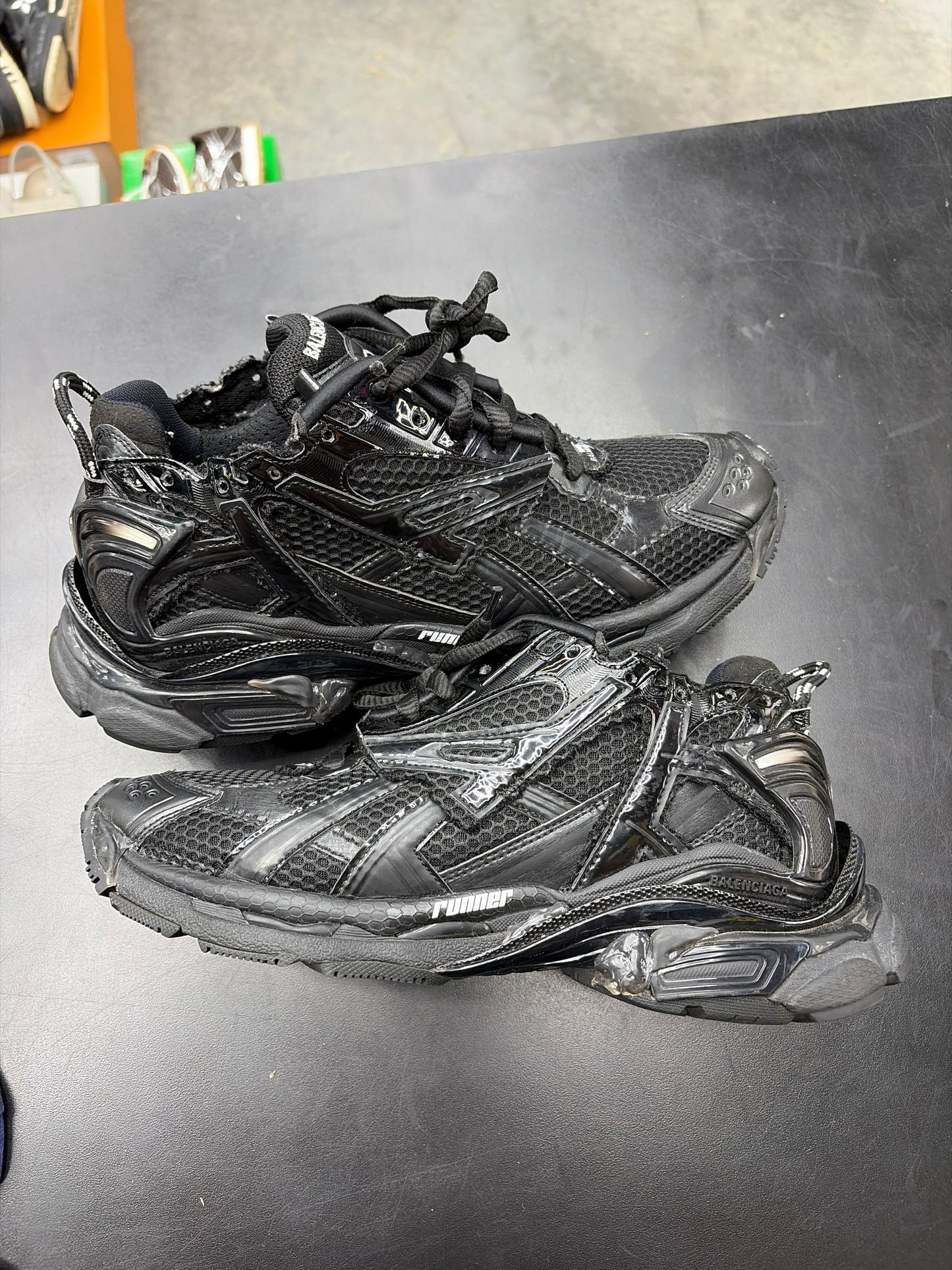 Balenciaga Runner Triple Black (U) - 41(8) (NB)